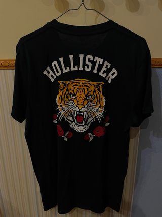 Camiseta Hollister Negra con Diseño de Tigre