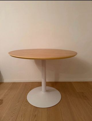 Tavolo rotondo senza sedie