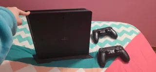 PS4 Slim Negra + 2 Mandos