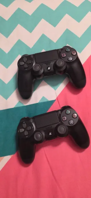 PS4 Slim Negra + 2 Mandos