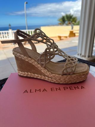 Sandalias Alma en Pena Beige y Doradas
