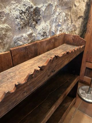 Alacena antigua de madera