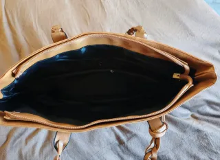 Bolso de mano marrón y dorado