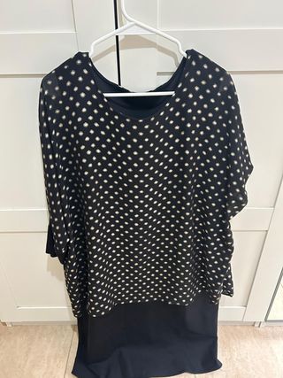 Vestido negro con topos
