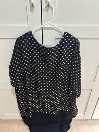 Vestido negro con topos