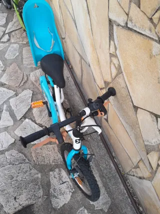 Bicicleta infantil azul y blanca dechatlon