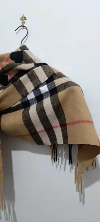 Sciarpa Burberry Beige con Cuori Neri
