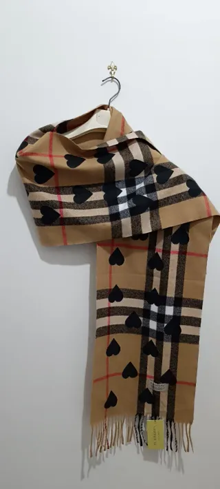 Sciarpa Burberry Beige con Cuori Neri