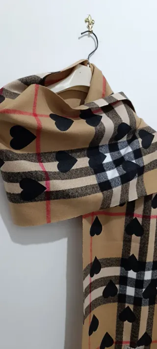 Sciarpa Burberry Beige con Cuori Neri