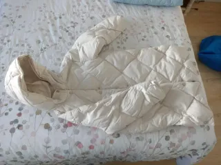 Abrigo infantil acolchado color crema