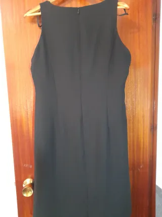 Vestido negro recto sin mangas