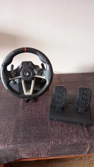 Volante Hori PS4/PS3 con pedali