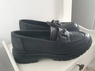 Zapatos planos negros cómodos