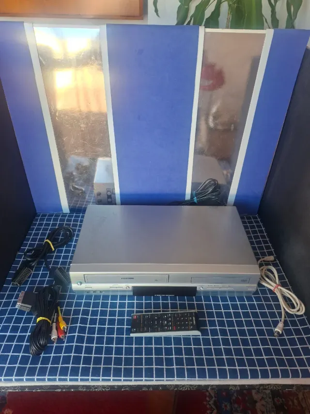 COMBO TOSHIBA VHS DVD VIDEO
