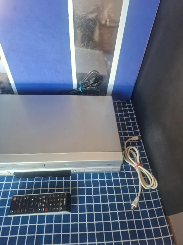 COMBO TOSHIBA VHS DVD VIDEO