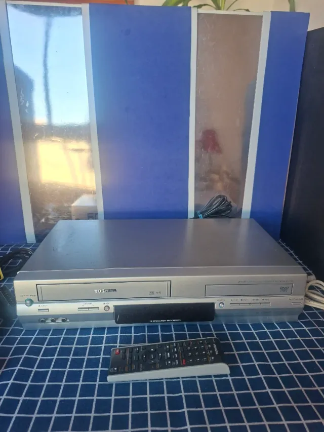 COMBO TOSHIBA VHS DVD VIDEO