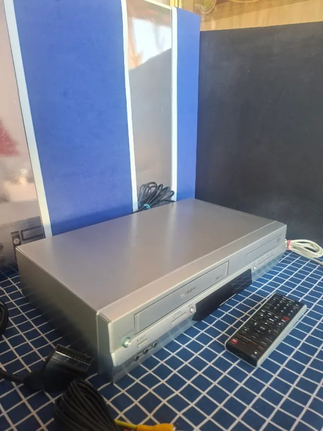 COMBO TOSHIBA VHS DVD VIDEO