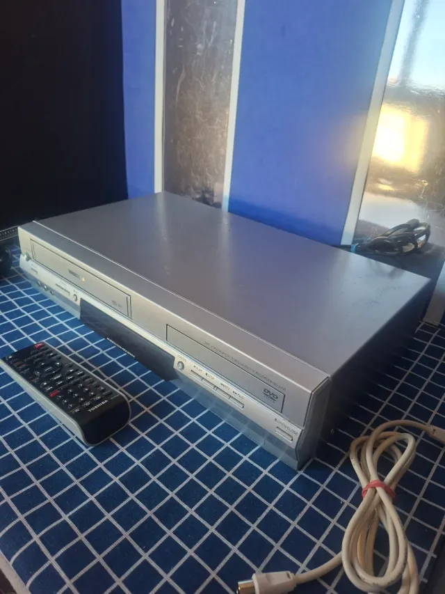 COMBO TOSHIBA VHS DVD VIDEO