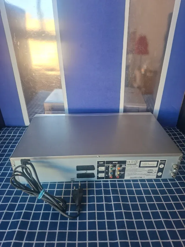 COMBO TOSHIBA VHS DVD VIDEO