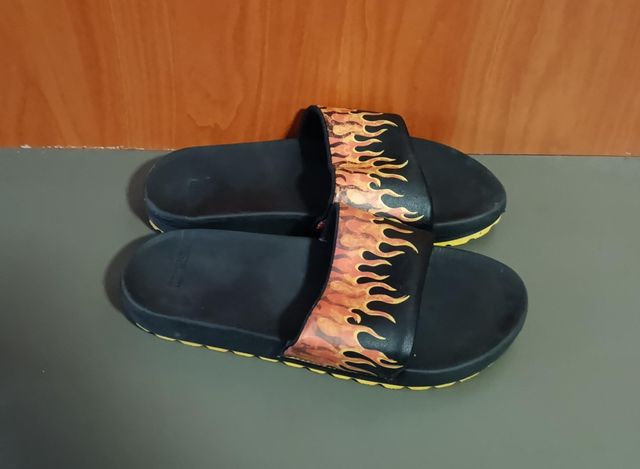 Chanclas negras con llamas talla 36/37