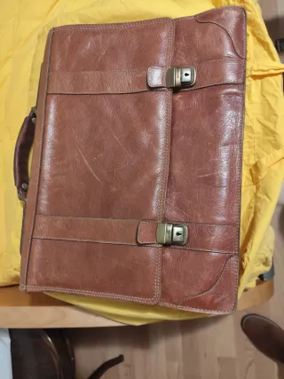 Maletín de piel marrón