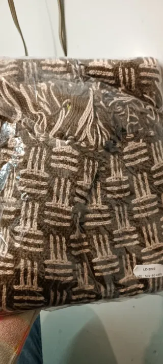 Bufanda tejida marrón y blanca