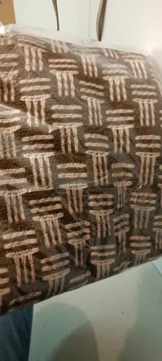 Bufanda tejida marrón y blanca