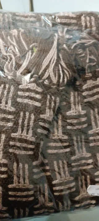 Bufanda tejida marrón y blanca