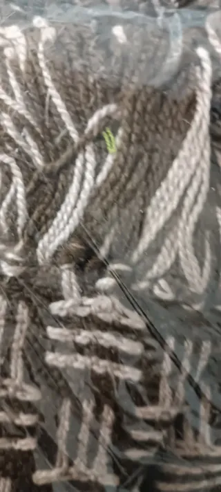 Bufanda tejida marrón y blanca