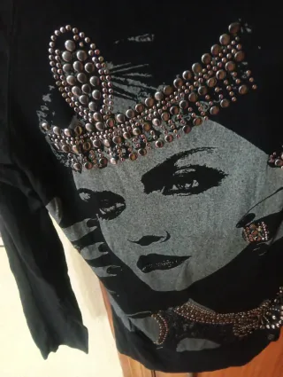 Vestido negro con detalles plateados. zinturon