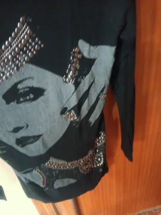 Vestido negro con detalles plateados. zinturon