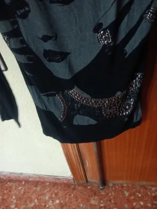 Vestido negro con detalles plateados. zinturon