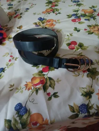 Vestido negro con detalles plateados. zinturon