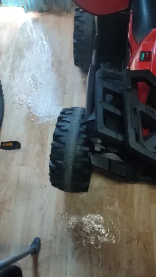 Quad Eléctrico Infantil HOMCOM 12v en buen estado.
