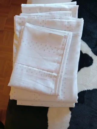 Juego de sábanas blancas y rosas