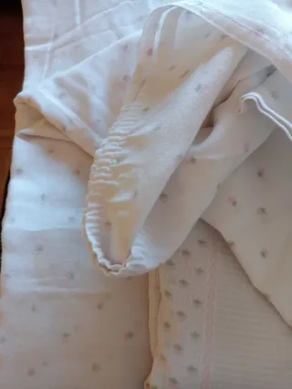 Juego de sábanas blancas y rosas