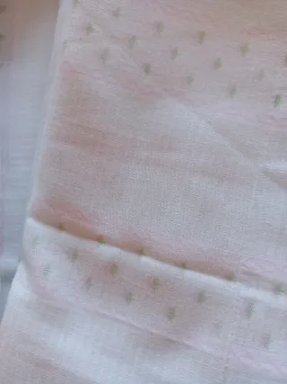 Juego de sábanas blancas y rosas