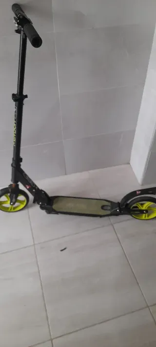 Patinete plegable con ruedas amarillas