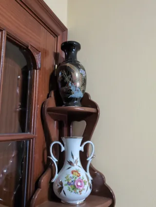 Mueble de esquina de madera con vitrina