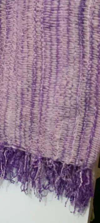 Bufanda morada y blanca con flecos