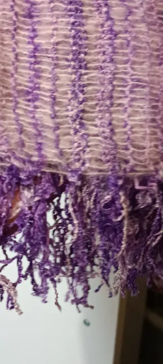 Bufanda morada y blanca con flecos