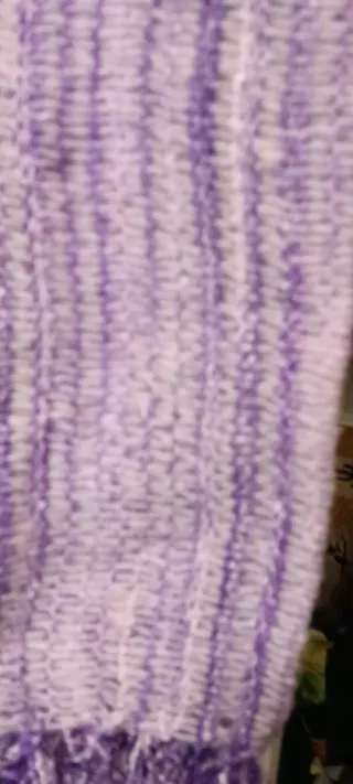 Bufanda morada y blanca con flecos