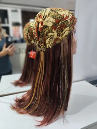 Peluca larga con pañuelo estampado