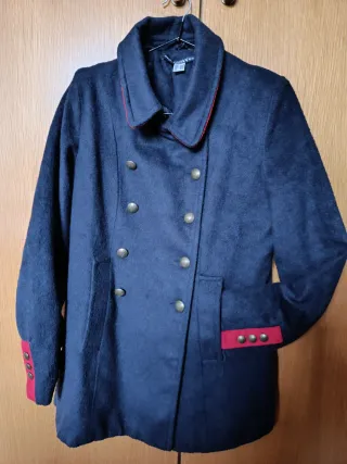 Abrigo paño marino con detalles rojos