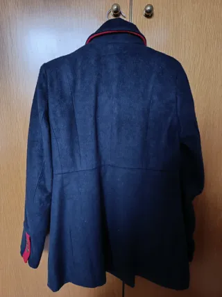 Abrigo paño marino con detalles rojos
