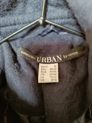 Abrigo paño marino con detalles rojos