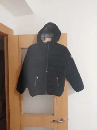 Abrigo de invierno negro con capucha marca colmar.