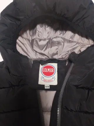 Abrigo de invierno negro con capucha marca colmar.