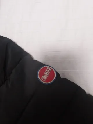 Abrigo de invierno negro con capucha marca colmar.