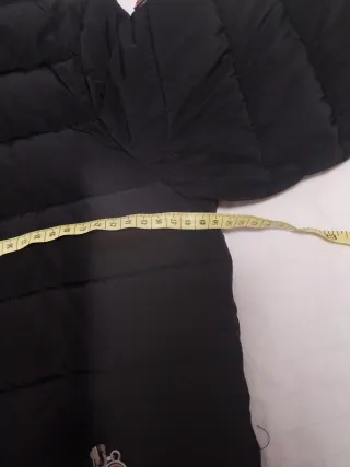 Abrigo de invierno negro con capucha marca colmar.